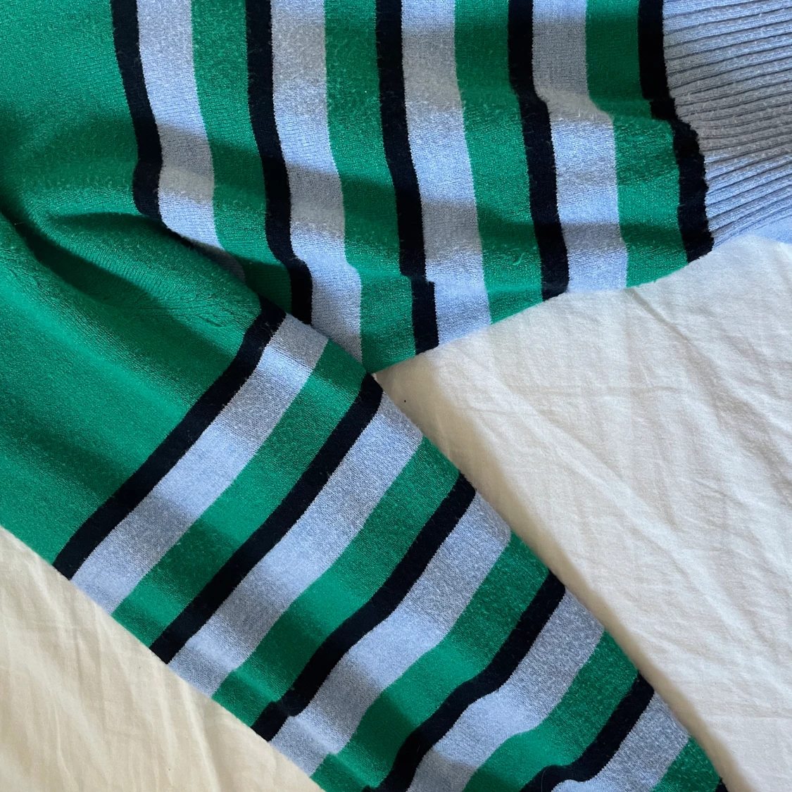 Mysig stickad kofta i fina färger!💕 - 90