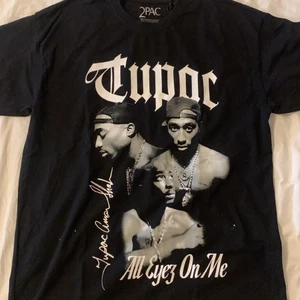 2pac T-shirt - 2pac Tshirt från Pull and Bear. Den är oversized med storlek XL