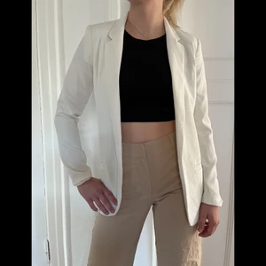 Kavaj - Snygg o skön vår/sommar kavaj 🤍 från  HM stl 34 alltså xs. Slutsåld på HM 🤨 men denna finns och är oanvänd bara provad✨Färgen är ljus offwhite går åt vitt men är inte ” ”kritvit”