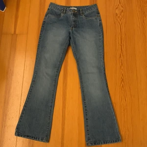 Lågmidjade Jeans  - lågmidjade jeans men bootcut ❣️ vet ej vart de är ifrån eftersom de är thrifted 😁 storlek 34/36 men är för långa för mig som ungefär är 155-160 cm lång 🫶 