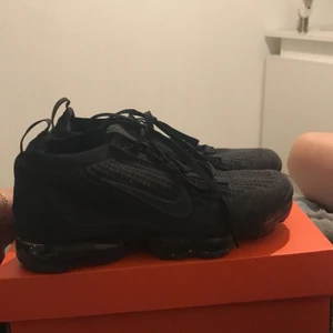 Nike Vapormax 2021 skor - Storlek: 39 unisex, använda några gånger. köpta för inte så längesedan. köpta på zalando för 2050kr. sälja för att dom inte kommer till användning 