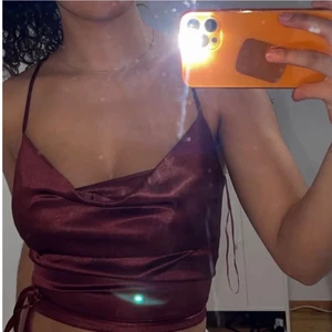 Festtopp från BikBok - Skitsnygg festtopp från BikBok i nyskick! Perfent nu till sommaren🥰 Då den kan snöras där bak passar den XS-M