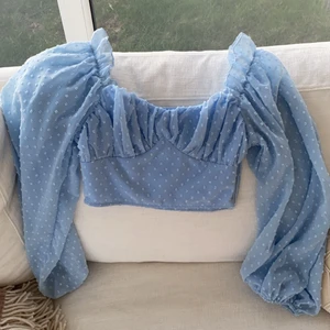 Sommartopp  - Jättegullig topp perfekt till sommaren💕oanvänd i storlek XS. Kan mötas upp i Norrköping eller så står köparen för frakt