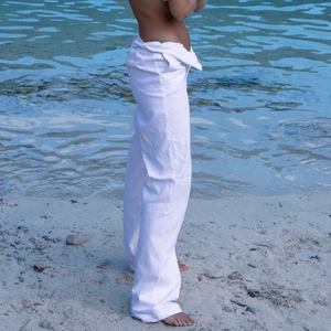 Josefine Hj vita cargobyxor - Vita bomulls/chinos byxor från Josefine hj x NA-KD. Så fina och endast använda 2 gånger av mig. Storlek 36🌸 nypris 549kr. Väldigt långa på mig som är 168cm