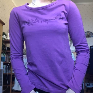 långärmad tommy hilfiger - säljer min oerhört fina tröja, från tommy hilfiger. den kursiva texten på är just tommy hilfiger och alla rhinestones sitter kvar. säljer då den inte kommer till användning!! jättebra kvalitet, som ny.