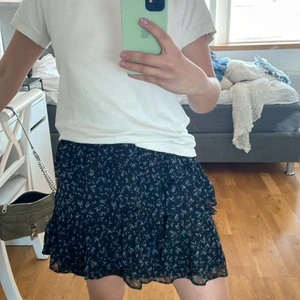 Sommarkjol - Säljer en fin somrig volangkjol i bra skick! Endast använd ett fåtal gånger.