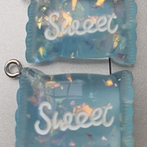 Sweet  - Sweet berlocker blåa de är 3 cm långa 2 cm bredda och gjorda av Polyresin man kan få dessa i örhängen oxå om man vill säg till så löser jag det med krokar.