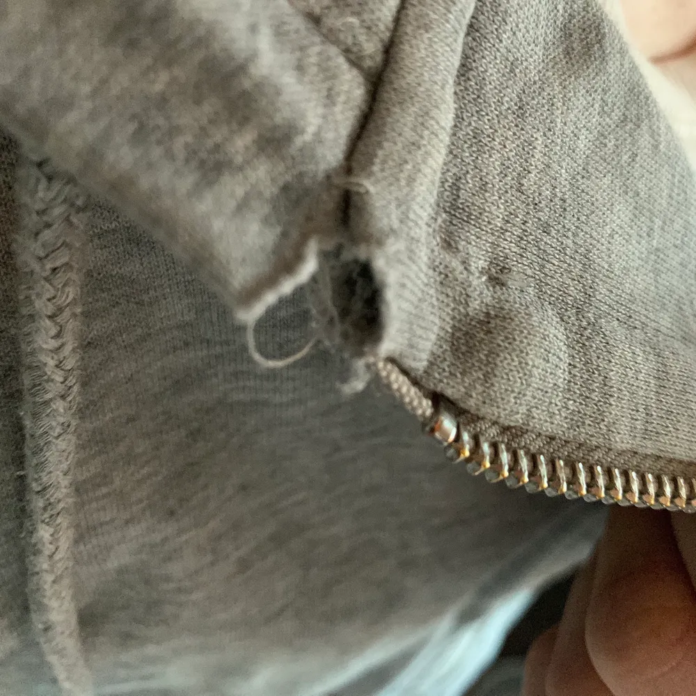 Säljer denna fina gråa zip up hoodie från hm!! Den är i bra skick förutom att den har en defekt som syns på sista bilden, därav priset. 129kr plus frakt (pris går att diskuteras). Hoodies.