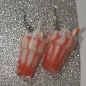 Milkshake Röda - Milkshake Röda.  Matrial:Plast Längd 2,6cm Bredd:1,1cm kan fås som Örhängen om man vill säg till så fixar jag det