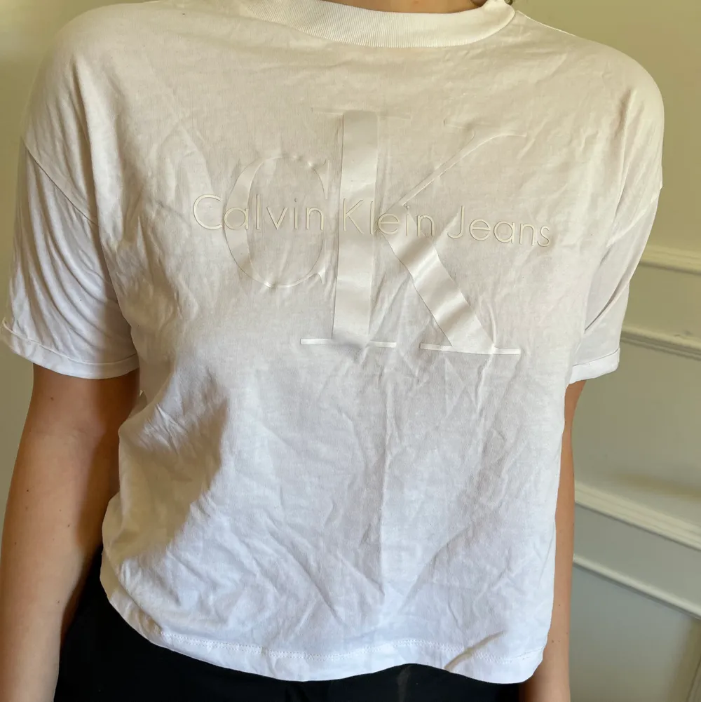 Vit calvin klein tshirt från nelly.com använd 1 gång storlek M. T-shirts.