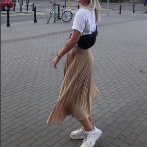 Långkjol  - Säljer denna fina plisserade långkjol från stradivarius, storlek S! Köparen står för frakten 🌸