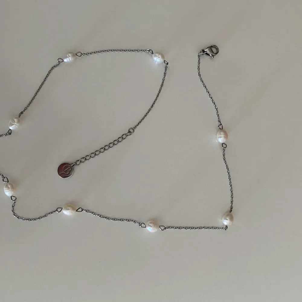 Säljer detta super fina silver halsband med pärlor från Edblad som passar för alla tillfällen. Säljer pga att jag råkade beställa två stycken. Ny skick, aldrig använd. Den jag säljer är nästan helt orörd. Köpt för 450kr.. Accessoarer.