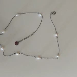 Silver Halsband med pärlor  - Säljer detta super fina silver halsband med pärlor från Edblad som passar för alla tillfällen. Säljer pga att jag råkade beställa två stycken. Ny skick, aldrig använd. Den jag säljer är nästan helt orörd. Köpt för 450kr.