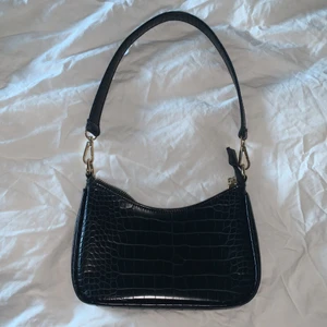 axelväska - super fin väska från chiquelle som inte används längre💓