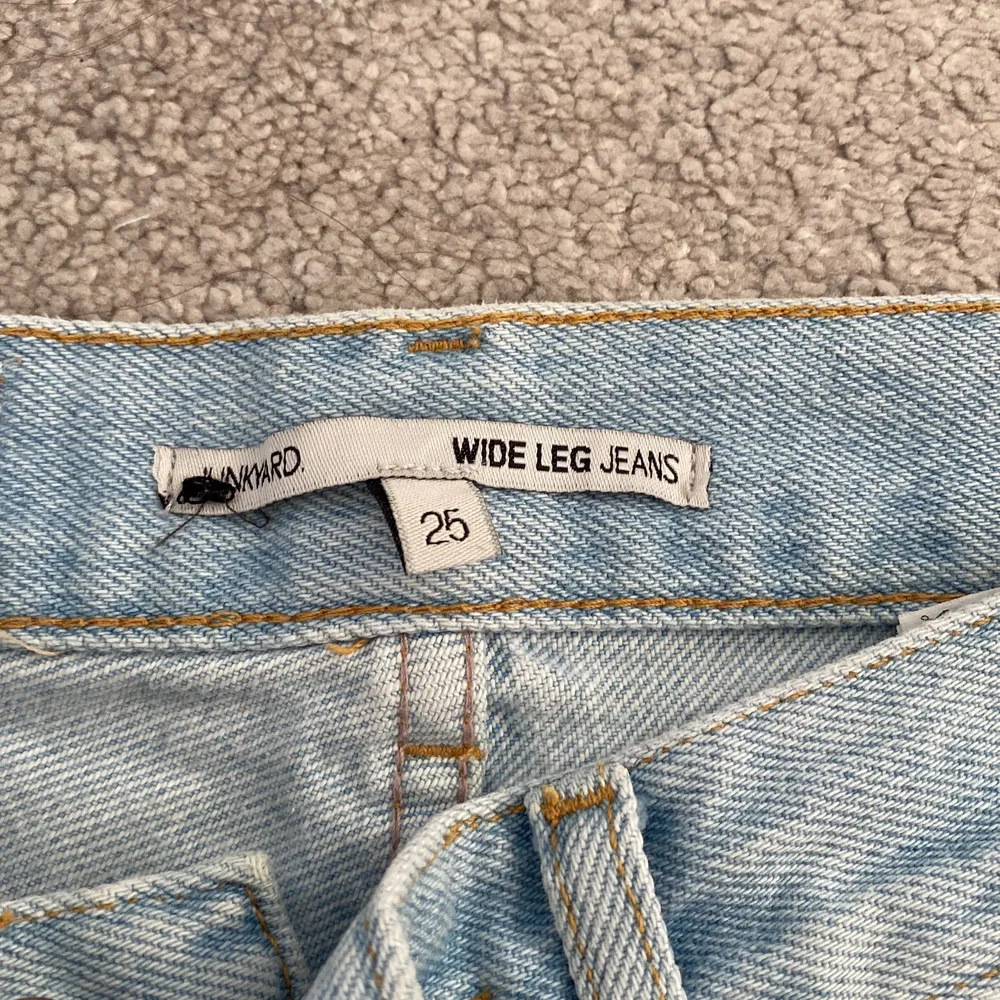 Snygga baggy jeans från Junkyard som tyvärr inte kommer till användning längre. Använts ungefär 2-3 gånger förut och inga tydliga defekter! Kontakta för mer info💕. Jeans & Byxor.
