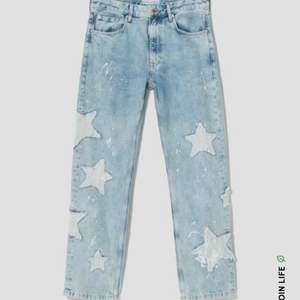 Säljer dessa jeans då dom var försmå på mig som är 179 skulle säga att 168-174 skulle nog passa perfekt dom är helt slutsålda på sidan i alla storlekar, vid fler bilder är det bara höra av sig ❤️
