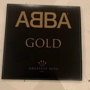 ABBA GOLD - Säljer denna skiva eftersom jag knappt använder den, köpte från bengans för ca 3 månader sedan:) Säljer för 250kr + frakt:)) 