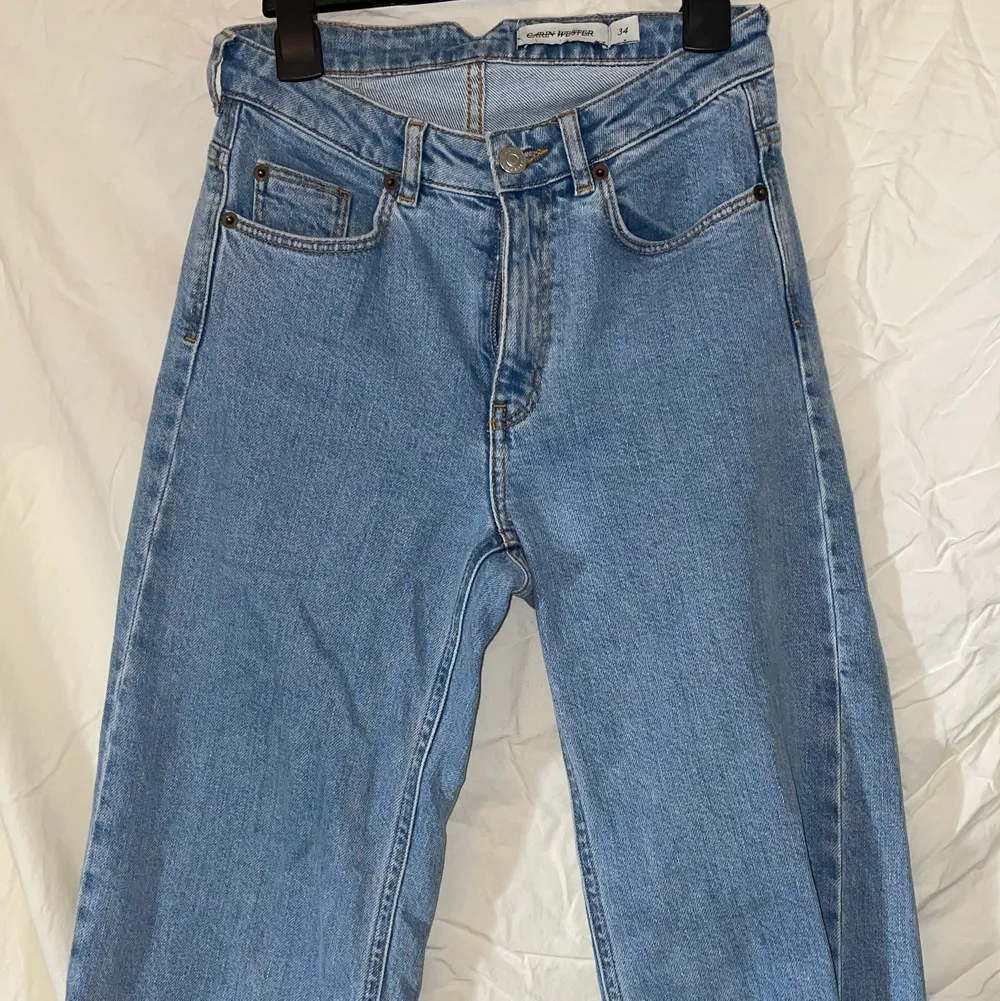 Fina ljusblåa Carin Wester jeans köpta på Åhléns. Extremt mjuka och inte alls hårda som jeans ibland kan vara utan känns som mjukistyg. Midrise och på mig lite korta i benenen (jag är 170) men perfekta på nån kortare!❤️. Jeans & Byxor.