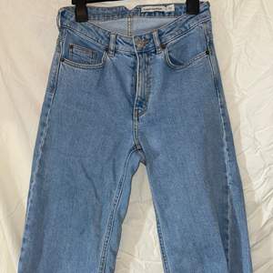 Fina ljusblåa Carin Wester jeans köpta på Åhléns. Extremt mjuka och inte alls hårda som jeans ibland kan vara utan känns som mjukistyg. Midrise och på mig lite korta i benenen (jag är 170) men perfekta på nån kortare!❤️