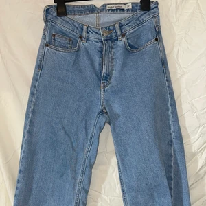 Carin Wester Jeans  - Fina ljusblåa Carin Wester jeans köpta på Åhléns. Extremt mjuka och inte alls hårda som jeans ibland kan vara utan känns som mjukistyg. Midrise och på mig lite korta i benenen (jag är 170) men perfekta på nån kortare!❤️