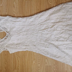 Examensklänning - En gräddvit klänning i spets, tyget är ganska tungt så perfekt att hoppa runt i utan att råka flasha någon lol. 