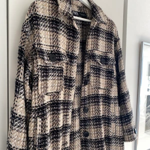 Skjortjacka Zara - Skjortjacka i vävt material från Zara i storlek xs, men passar även s! Jackan är lite oversized i modellen. Använd fåtal gånger så som ny i skicket! Köparen står för frakten🤍