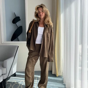 Helt nya djerfavenue med lapp kvar - Ett par helt nya djerfavenue byxor i modellen on the go pants mocha. De är helt nya med lapp kvar. Säljes då storleken inte passade mig. Köptes för 1400kr säljes för 1000kr. Köparen står för frakten