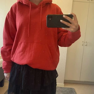 Röd hoodie - Helt oanvänd hoodie från Weekday. Nypris 350 kr men säljer för 100. 