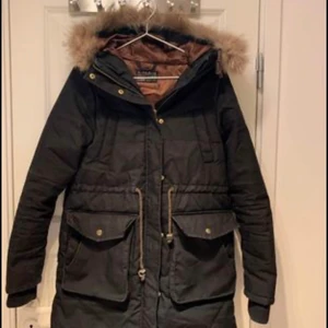 Vinter jacka med äkta päls Calings  - Fin svart parkas som jag köpt en äkta päls till. Färgen är lite missledande men den är svart de är ljuset som gör att den ser blek ut.
