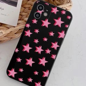Mobilskal stjärnor  - Säljer nu mitt jättefina och populära skal från shein som jag börjat tröttna lite på nu och som även är SLUTSÅLD på hemsidan!!🥲❤️ det är då för iphone 12❤️❤️ jag köpte de i början av mars och har andvänt de på mobilen sedan dess👌🏻💘 Den är i HELT perfekt skick ingen spricka, missfärg eller liknande det fattas inte heller några stjärnor om nån tror det haha❤️ skriv vid intresse eller frågor