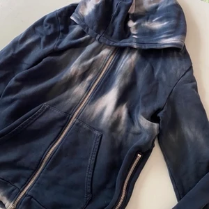 Balmain tie-dye navy hoodie  - Väldigt fin luvtröja, med detaljer som dragkedjor på sidorna. Hela tröjan skriker kvalité. Storlek M, nypris kommer inte ihåg helt men cirka 600-700€, testad 2 gånger bara 