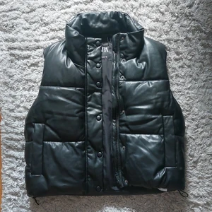 Väst Zara - lederoptik. Väst från Zara. jättebra skick