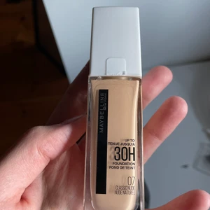 Foundation Maybelline Superstay - Maybelline New York Superstay ActiveWear  Foundation.   Färg: 07 Classic Nude  Skick: Ny, endast använd 1 gång.   Säljes pga. fel färg för mig.  Superbra foundation enligt mig. Håller verkligen löftet om att vara hållbar och sitta på plats hela dagen. Då det är Active Wear forumula sitter den även bra vid träning då man blir lätt fuktig i ansiktet.  Inköpt från Kicks för 179:-  Fraktas med PostNords blå påse strl S (45kr). Betalning sker via swish. Jag står ej för eventuellt postslarv. 
