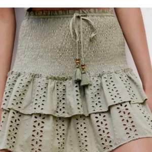 Så himla fin kjol från Zara, säljer då den inte satt som jag ville. Den har shorts inuti och kan justeras med snörena men passar en S/M skulle jag säga 