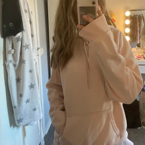 Ljusrosa hoodie  - Använt denna några få gånger, den har en liten fläck vid fickan. Ska se om det går bort annars syns det knappt. Annars är den väldigt fin! Kan mötas upp i umeå, annars får köparen stå för frakten🙃