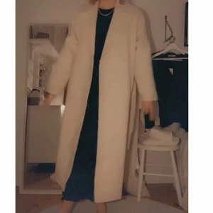 Biegh kappa - UNDERBAR beigh kappa!!💓 stl 38. Säljs för att jag har för många jackor. Helt perfekt lång kappa! Nypris 1000kr, säljs för 300kr inkl frakt. Finfint skick! Kontakta för fler bilder. 