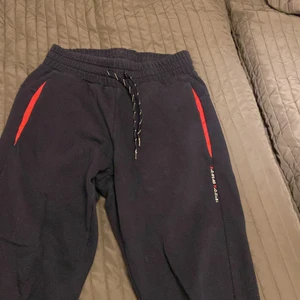 Mjukis byxor - Vanliga fina mjukisbyxor i färgen mörkblå, storlek Xs men kan funka som S också, finns inga skador, använt dom få gånger, pris kan diskuteras privat, frakten tar vi privat.