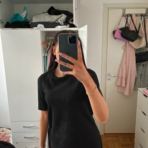 Ribbad tröja - Ribbad tröja med en liten slits på sidan i storlek xs