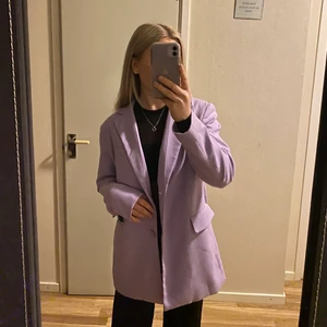 Oversized blazer / kavaj  - En superfin och skön oversized kavaj från hm. Använd en gång och finns inga hål eller fel på den. Säljer då det inte riktigt är min stil. Storlek S men passar allt mellan xs-M beroende på hur oversized man vill att den ska vara🌟 Se sista bilden för en mer rättvis bild av färgen 💜✨