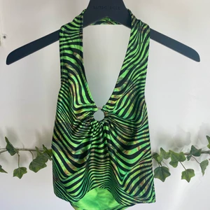 Grön festtopp - Säljer min balla grön/svarta zebratopp från Urban Outfitters💚💚Passar bäst en storlek XS-S. I nyskick, använd 1 gång. Originalpris 360kr. Frakt ingår inte i priset.
