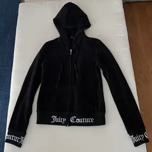 Säljer denna svarta juicy couture tröja som är använd ett fåtal gånger. Storlek XS. Köparen står för frakten.