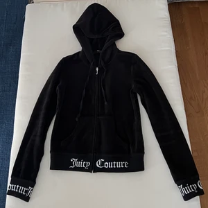 Juicy couture tröja - Säljer denna svarta juicy couture tröja som är använd ett fåtal gånger. Storlek XS. Köparen står för frakten.