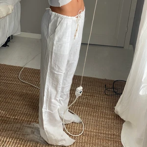 Byxor - Säljer dessa underbara byxor( DETTA ÄR INYE LINNEBYXORNA JAG KOMMER SÄLJA INOM KORT, info om dem på Instagram)💓💓💓 postar spårbart 51kr. När du vunnit budgivningen så skickar du namn, adress, postnummer, stad, mejladress och telefonnummer.!!! Mina mått står i profilen!!!