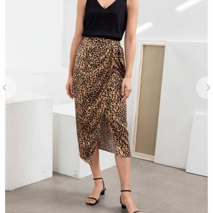 Leopard kjol  - Från other stories. Storlek 36! Använd fåtal gånger, så i väldigt fint skick. 