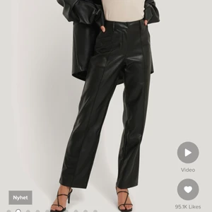 Högmidjade  byxor från NA-KD - Super snygga och sköna skin byxor från NA-KD. Säljer på grund av att storleken är för stor. Använda 2 gånger