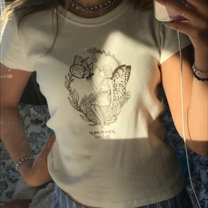 brandy melville tröja, st onesize  - Jätte gullig och fin tröja från populära brandy melville 🐝🐝(som troligtvist inte längre finns kvar på hemsidan) 🍀🍀 Den har ett skit gulligt tryck på sig med en fe och en fjäril med texten ”where do you go my love” under🧚🏼‍♀️🧚🏼‍♀️ Säljer pga av den inte kommer till användning🪐🪐 Den passar mig väldigt fint (har xs/s) men den skulle även passa personer i st M då den är väldigt stretchig💕💕