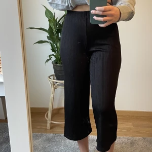 Glansiga byxor - Fina glansiga byxor som ej kommer till användning. Gott skick💓 (Jag är 169 cm lång)