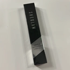 Eyeliner  - Oöppnad eyeliner från sheglam. Har redan två sen innan och de är skit bra. Men kommer inte använda denna då jag redan har 2 så säljer den istället. Den har både en vanlig eyeliner sida och en stämpel. (det funkar faktiskt) 20kr + 15kr frakt 