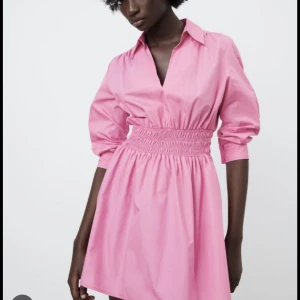 Klänning zara - Säljer en superfin och somrig klänning från zara. Den är i storlek M men skulle säga att den passar mer en S då den är lite kort i modellen. Den är endast använd ett fåtal gånger och är i fint skick. Hör av er om ni har några frågor💞 (bilden är lånad)