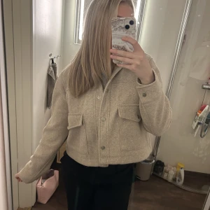 Kort kappa - Superfin kort kappa från zara som endast är använd en gång 🤍 Storlek M men passar XS/S